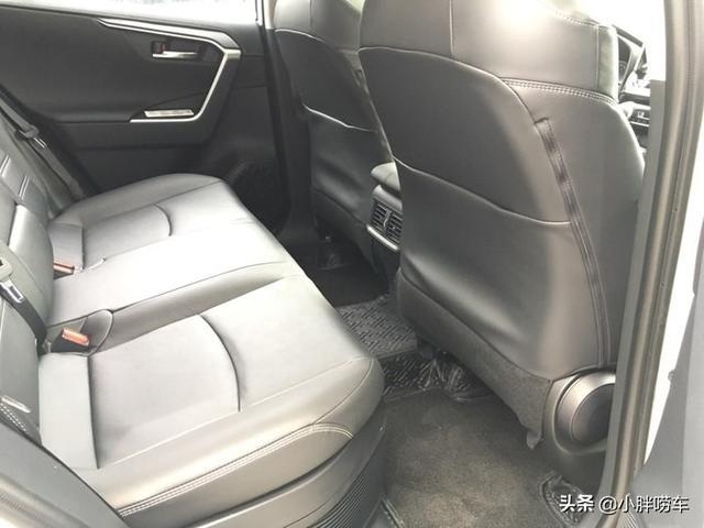 57岁大爷喜提RAV4荣放，混动动力不错，这个价格好像买贵了