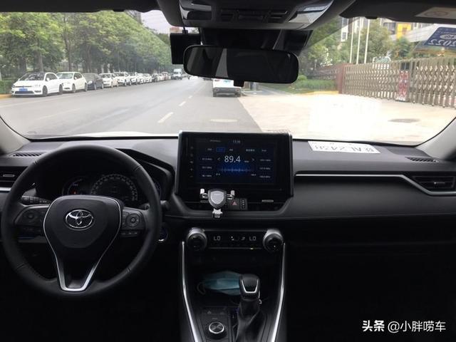 57岁大爷喜提RAV4荣放，混动动力不错，这个价格好像买贵了