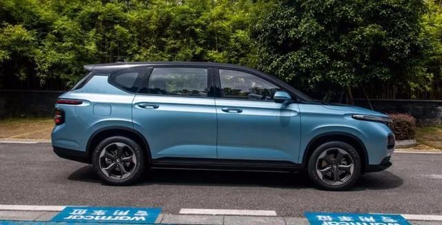 六七座的跨界车，造型像太空舱，有智能网联，预算10万提了它