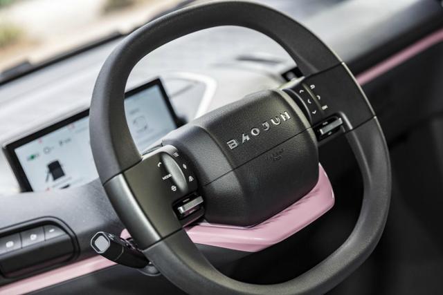 一次入手两台E300，可自动泊车，难怪车主要让A7在家吃灰