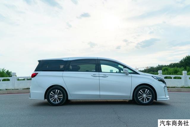 2020款别克GL8es653「改装雷神大包围+帝王蓝内饰」