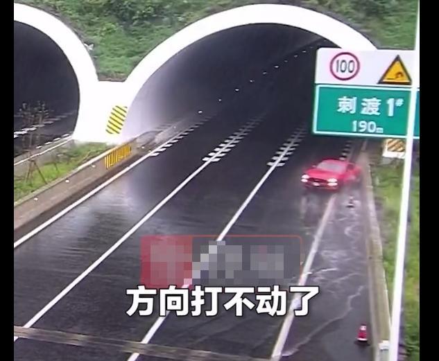 浙江男子喜提60万野马，刚上高速就撞，车主：都怪车不好