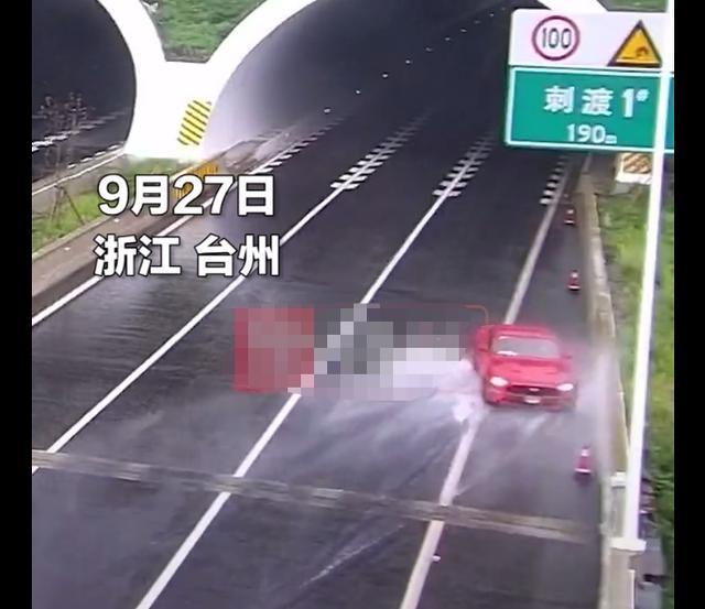 浙江男子喜提60万野马，刚上高速就撞，车主：都怪车不好