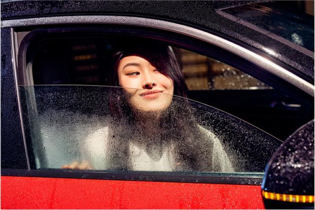 表姐买的新车，一到家就被邻居司机看上了，也要给自己女儿买同款