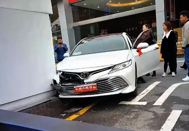 女车主喜提丰田新车，门未出就撞墙，车友：保险生效了吗