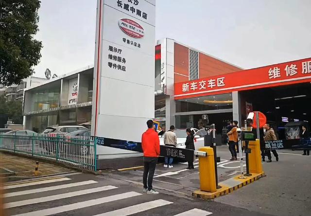 女车主喜提丰田新车，门未出就撞墙，车友：保险生效了吗