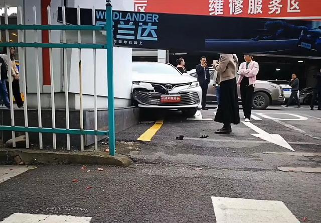女车主喜提丰田新车，门未出就撞墙，车友：保险生效了吗