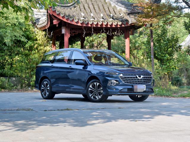 五菱6座MPV来了，1.5T+CVT油耗7.9L，轴距2米8