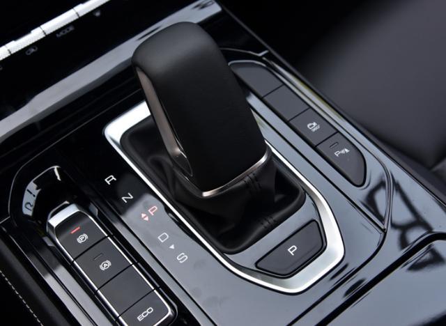 五菱6座MPV来了，1.5T+CVT油耗7.9L，轴距2米8