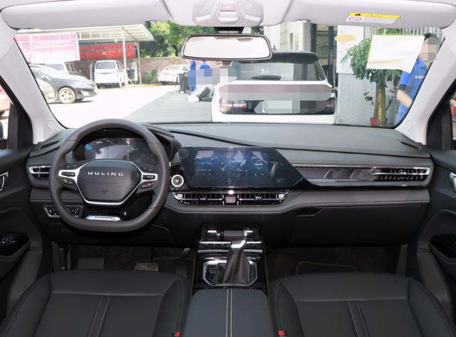 五菱6座MPV来了，1.5T+CVT油耗7.9L，轴距2米8