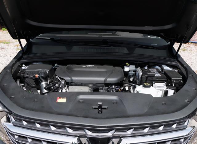 五菱6座MPV来了，1.5T+CVT油耗7.9L，轴距2米8