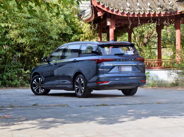 五菱6座MPV来了，1.5T+CVT油耗7.9L，轴距2米8