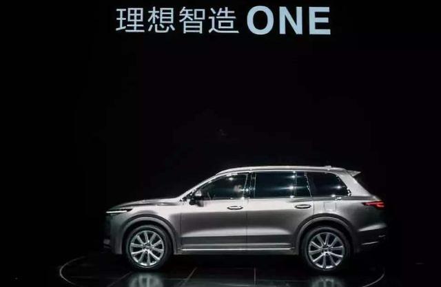 劳斯莱斯车主开库里南提国产车，新车品牌让人意外，国产车有排场