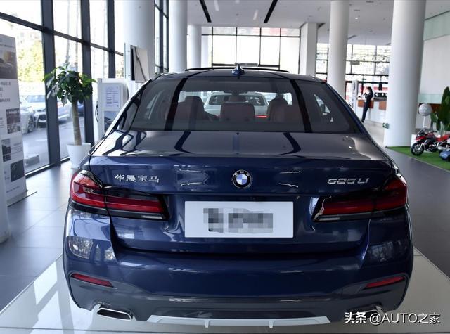 新款宝马5系提车，空间不输奔驰E，落地40万，比A6接地气