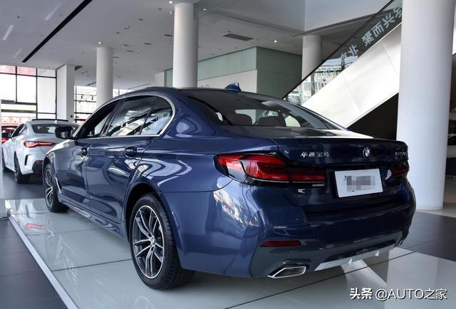 新款宝马5系提车，空间不输奔驰E，落地40万，比A6接地气