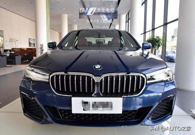 新款宝马5系提车，空间不输奔驰E，落地40万，比A6接地气
