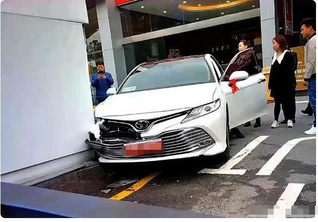 男子喜提凯美瑞，还没出门就撞车，新车秒变“事故车”