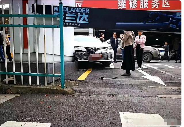 男子喜提凯美瑞，还没出门就撞车，新车秒变“事故车”