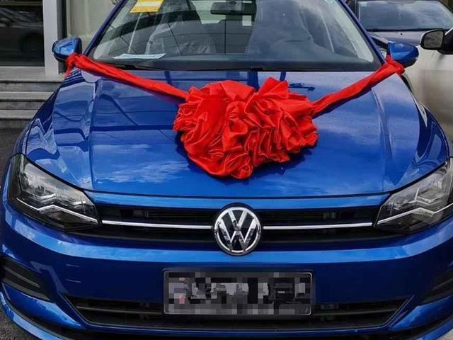 蓝色大众POLO提车，车主：全款花11万，装个大屏3000元