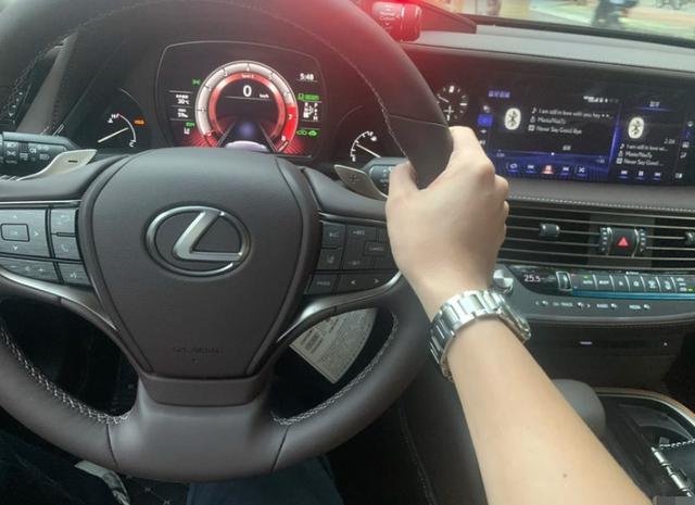 86万全款买凌志LS500h，赠10年延保，车主穿人字拖提车