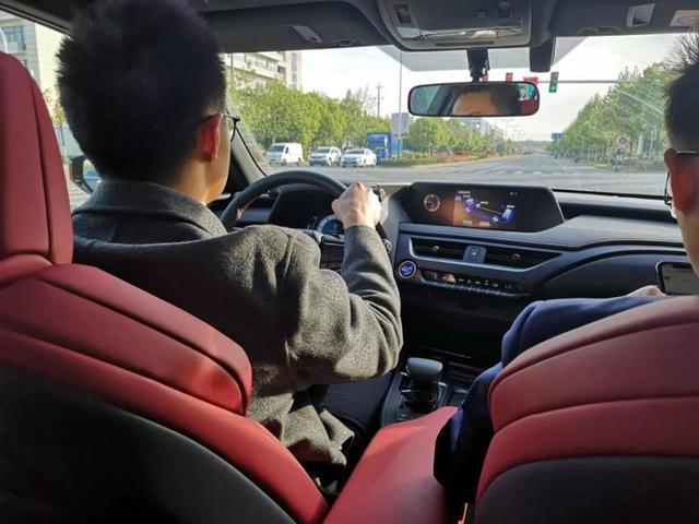UX比C-HR贵了十几万，这钱到底花在哪了？
