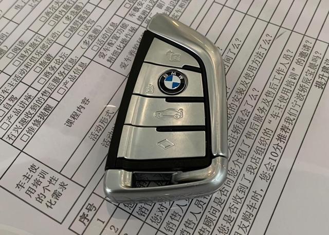 喜提2020款宝马5系标轴版比国产的操控更好这下不用抠字标了