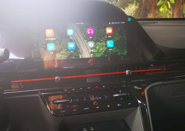 花12万多提B级轿跑RC-6，颜值、智能双突出，实用性还很高