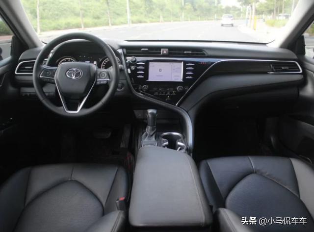 喜提2.0L凯美瑞豪华版，落地21.5万，很贵，但是我很喜欢