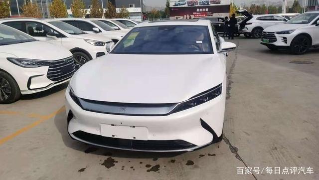 比亚迪汉的后排空间小吗？它的小毛病多吗？车主说了几个小问题