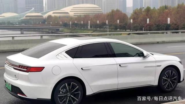 比亚迪汉的后排空间小吗？它的小毛病多吗？车主说了几个小问题