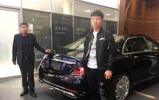 400多万入手奔驰迈巴赫S680，父子现场提车，这就是差距