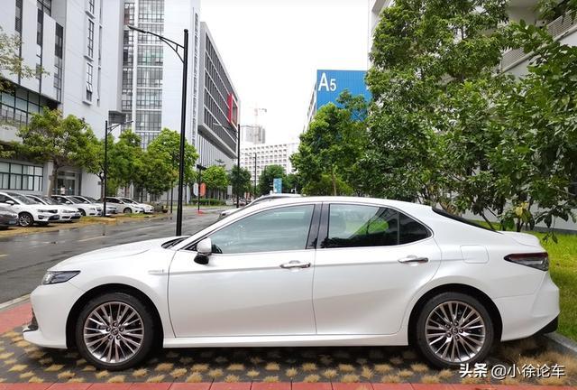 对比ES200后选择了凯美瑞，车主：百公里油耗只有5.5L
