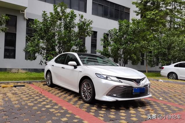 对比ES200后选择了凯美瑞，车主：百公里油耗只有5.5L