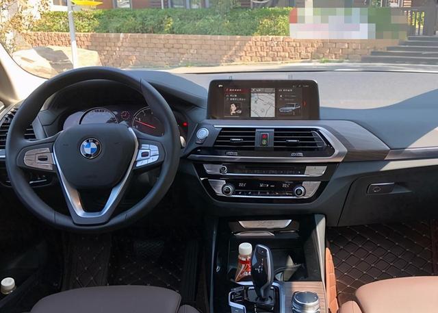 在创造室内氛围方面,宝马不如梅赛德斯·奔驰那么豪华,在技术上也不如