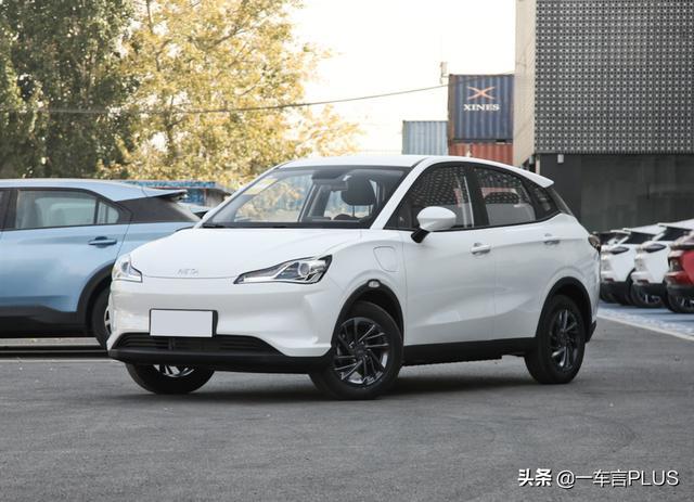 哪吒v是款純電動小型suv,純電動車一直有續航短和充電不方便的問題.