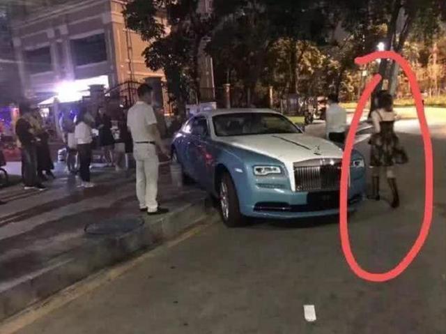 白富美喜提500万劳斯莱斯，出门就撞坏，父母：别哭，再买一辆