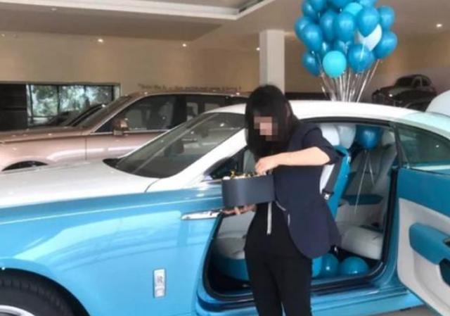 白富美喜提500万劳斯莱斯，出门就撞坏，父母：别哭，再买一辆