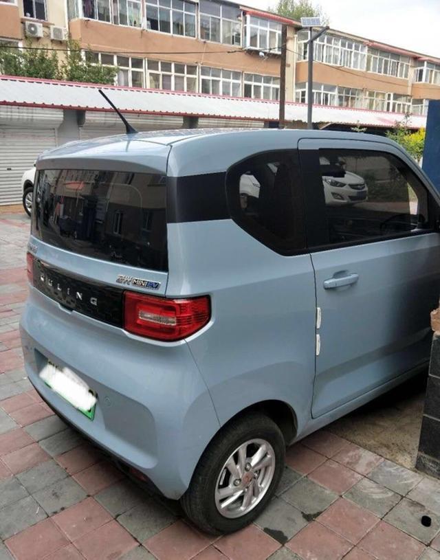 3万多提宏光MINI EV，外观时尚可爱，车身小巧灵活好开