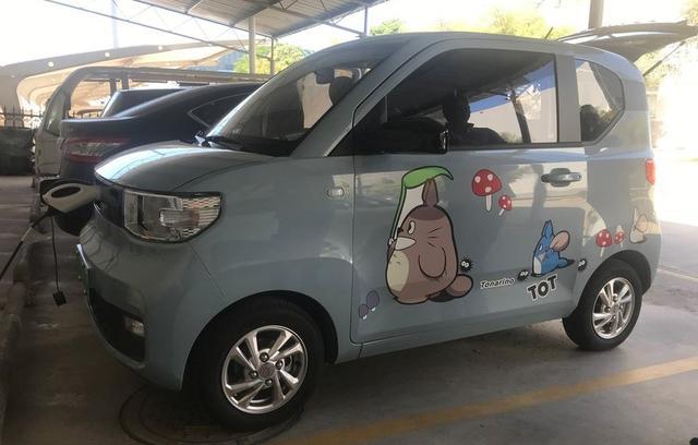 3万多提宏光MINI EV，外观时尚可爱，车身小巧灵活好开