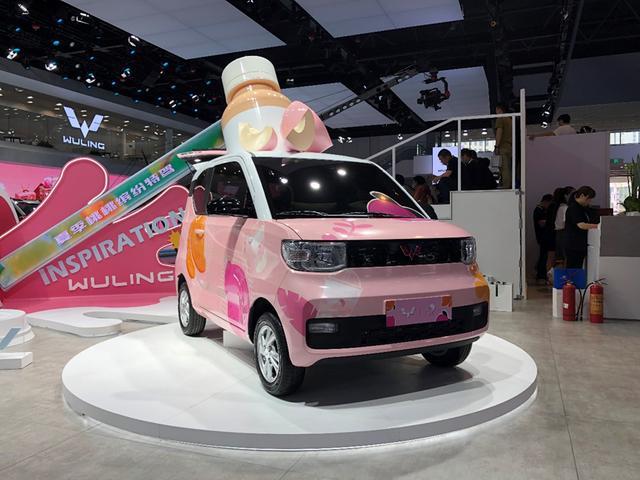 3万多提宏光MINI EV，外观时尚可爱，车身小巧灵活好开