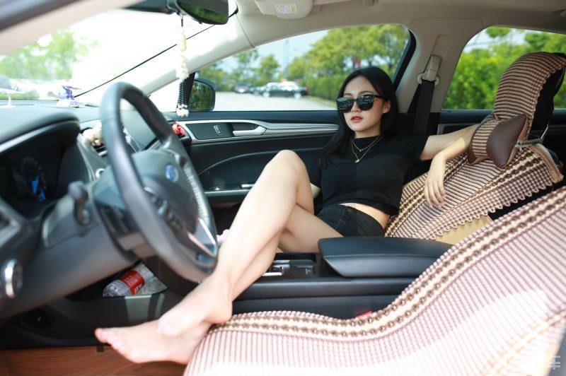 蒙迪欧假日旅拍！帅车当然配美女啦～福利贴！