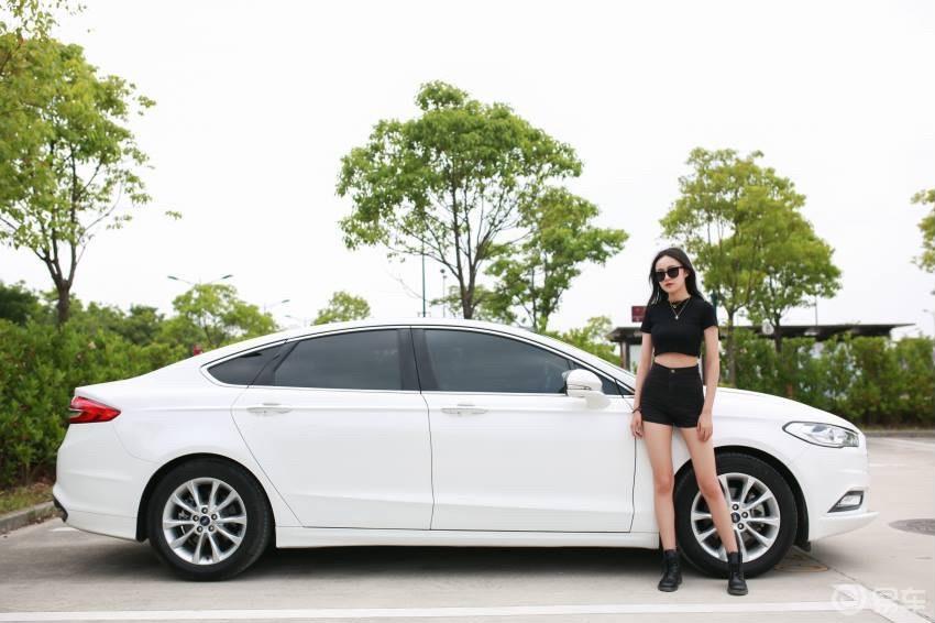 蒙迪欧假日旅拍！帅车当然配美女啦～福利贴！