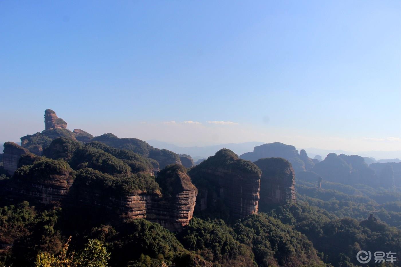 丹山碧水天地间，畅游其中意翩跹