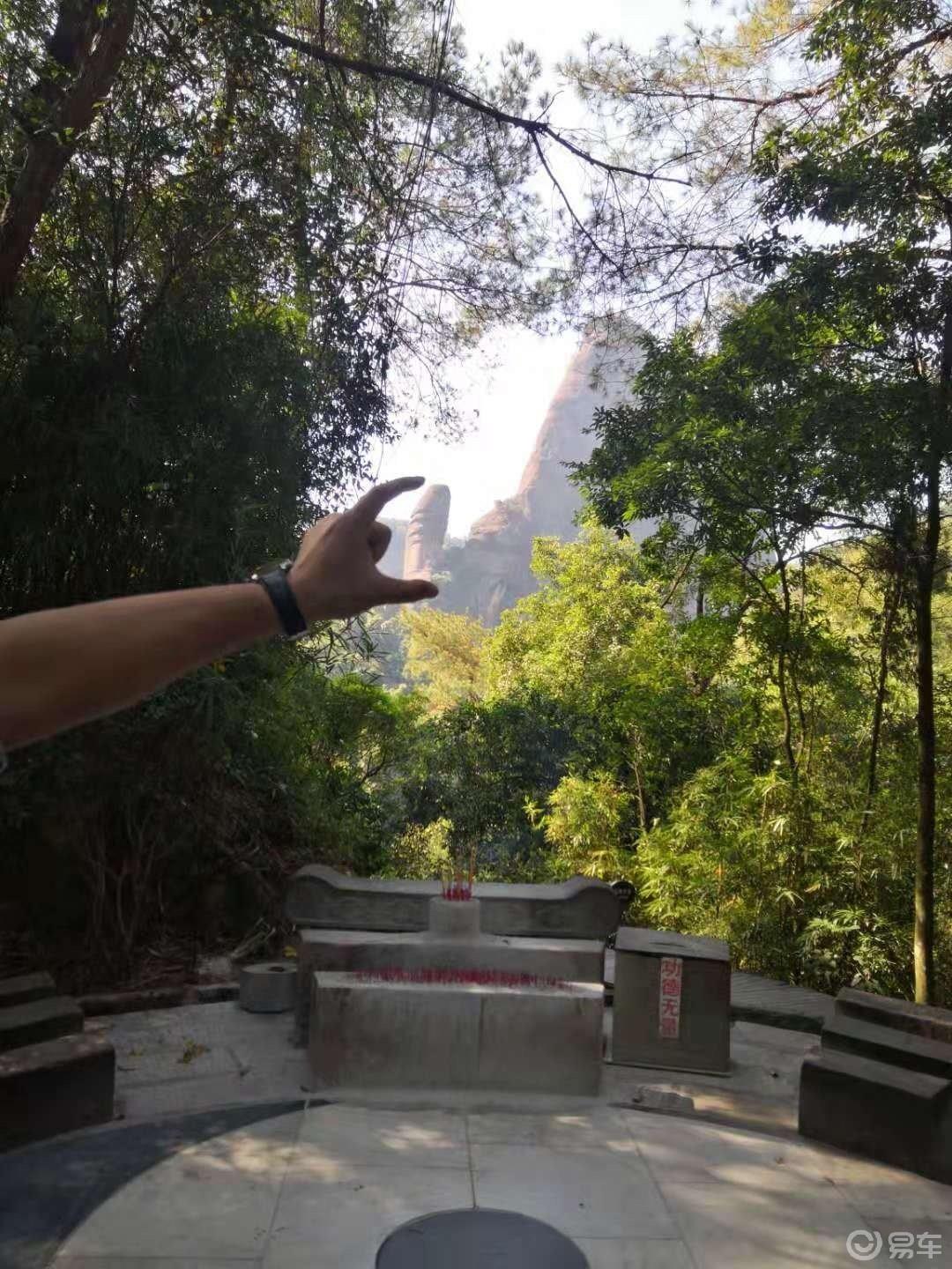丹山碧水天地间，畅游其中意翩跹
