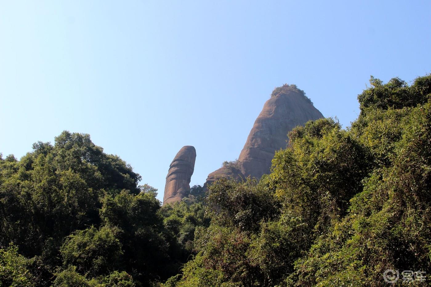 丹山碧水天地间，畅游其中意翩跹