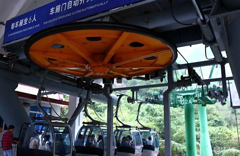丹山碧水天地间，畅游其中意翩跹