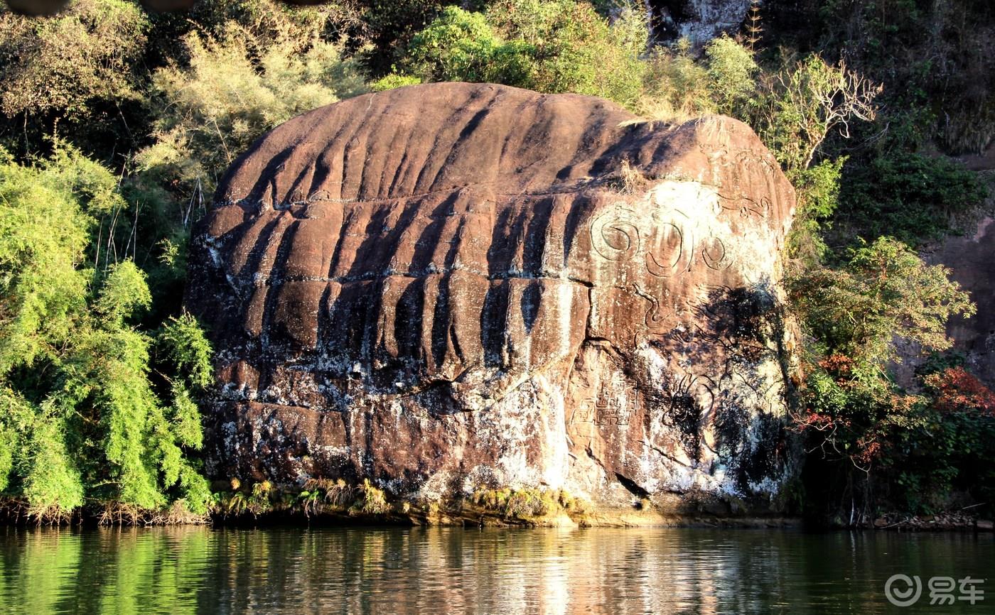 丹山碧水天地间，畅游其中意翩跹