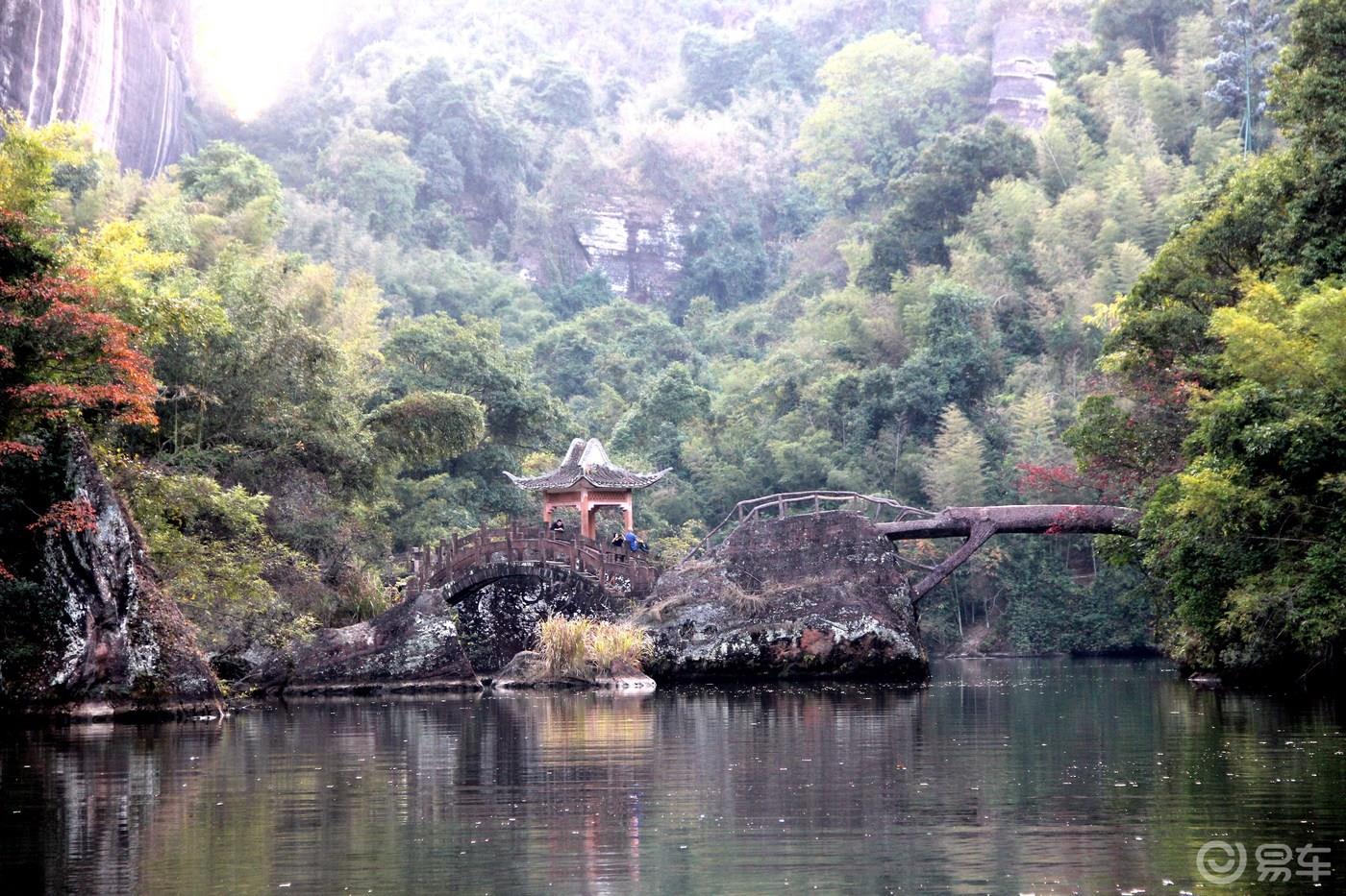 丹山碧水天地间，畅游其中意翩跹