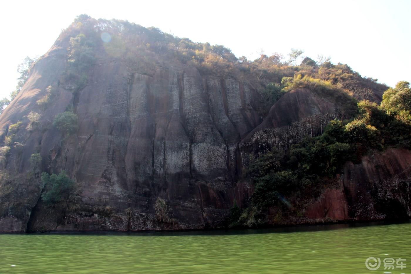 丹山碧水天地间，畅游其中意翩跹