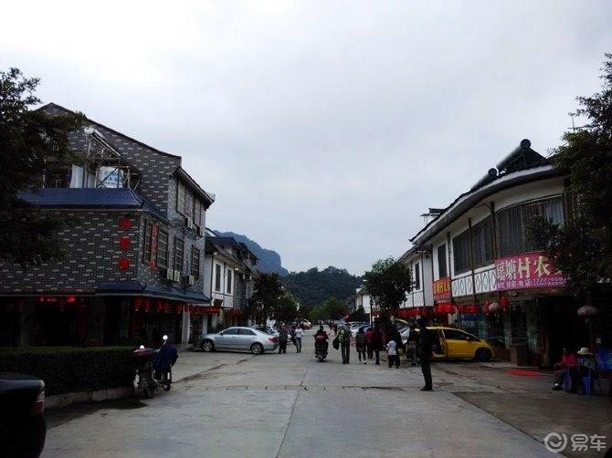 丹山碧水天地间，畅游其中意翩跹